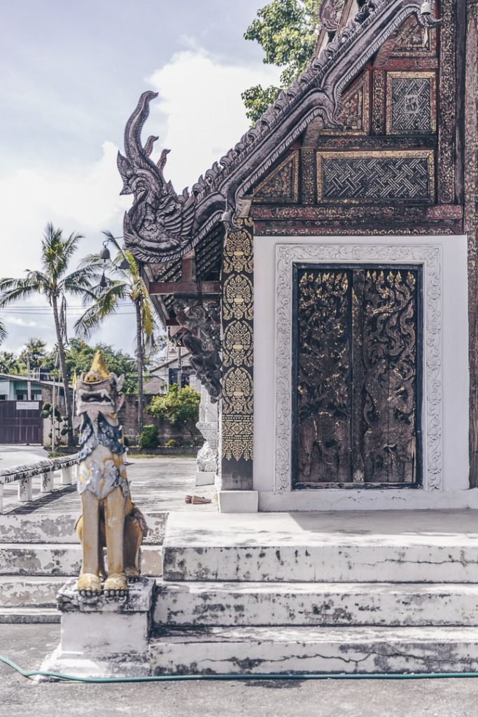 Porte sculptée du Wat Pratu Pong à Lampang, Thailande