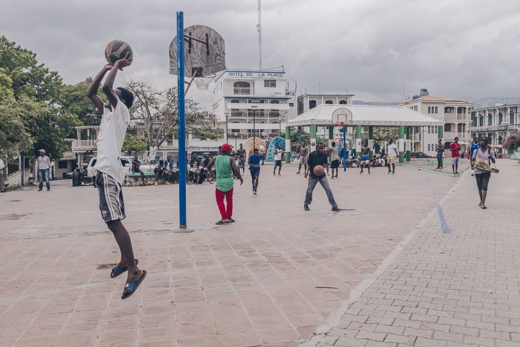 Basket sur la grand place de jacmel - visiter Jacmel Haiti