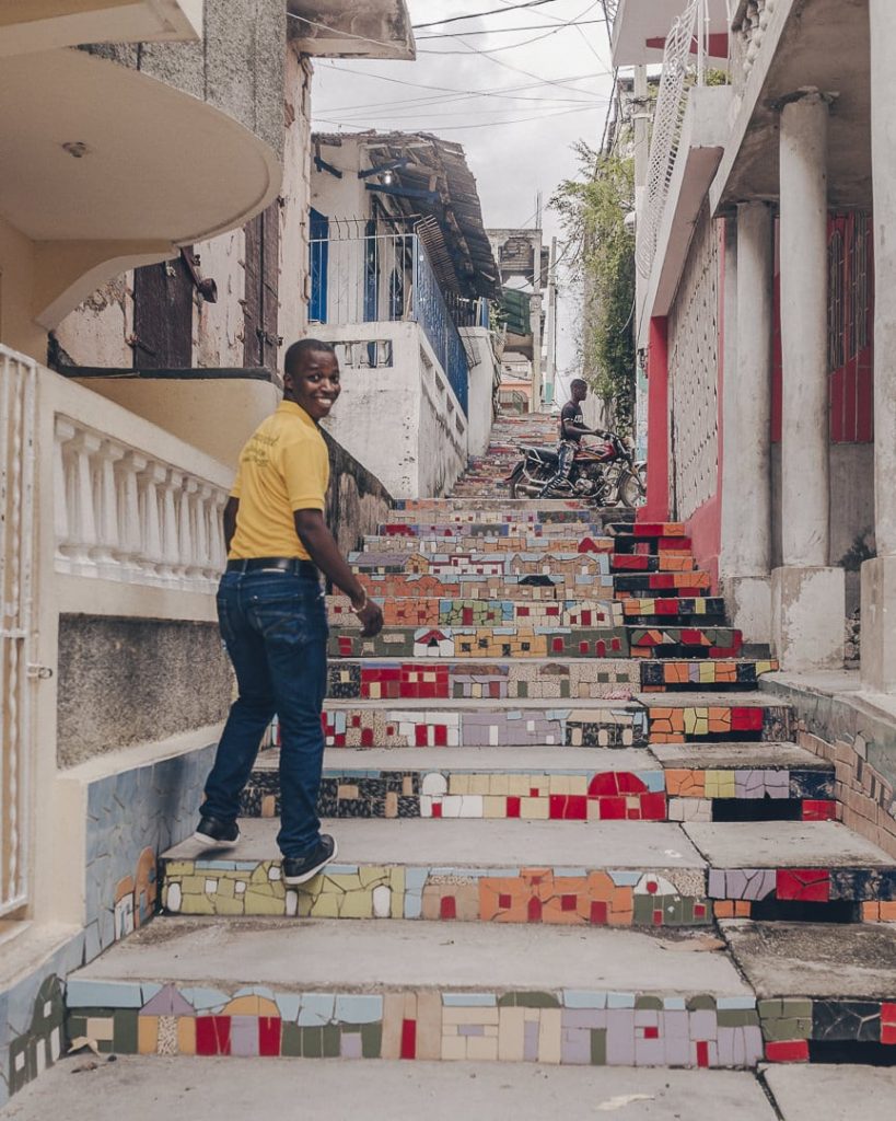 Escalier en mosaïque réalisé par des enfants - Jacmel, Haïti