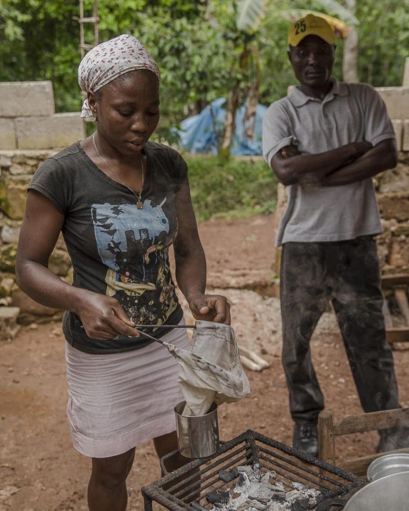 La route du cafe en haiti - filtrer le café