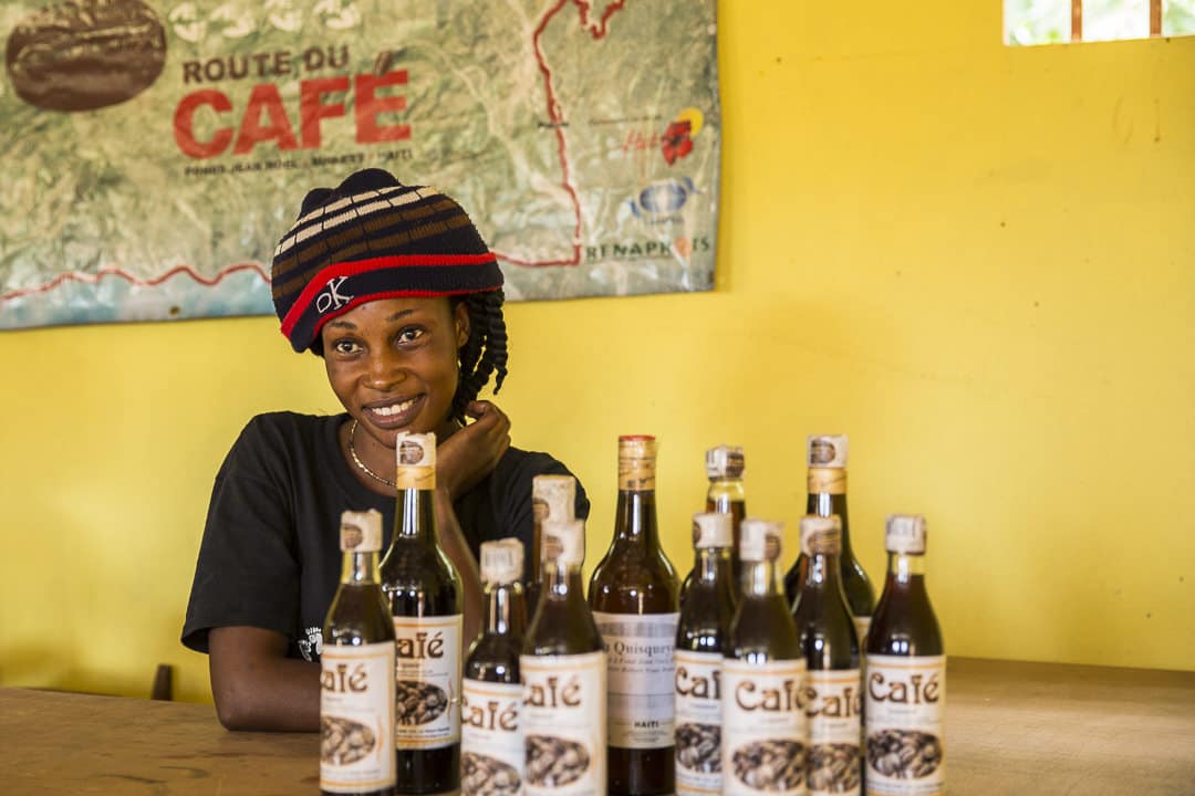 La jeune fille du la route du café à Cayes Jacmel en Haïti
