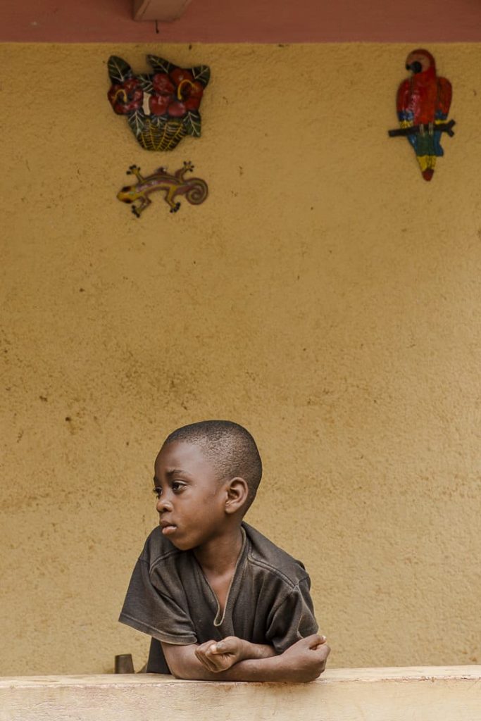 Petit garçon penseur sur la route du café en Haïti