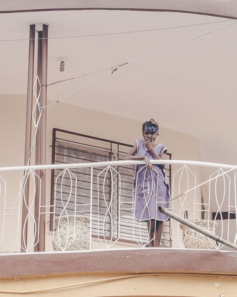 La jeune fille sur le balcon - Jacmel - Haïti