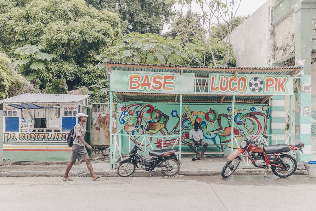 Arrêt de bus Jacmel - Haïti