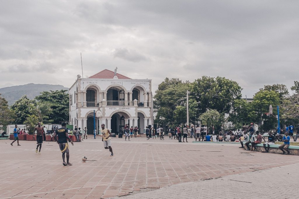 le foot sur la grand place de jacmel - visiter Jacmel Haiti