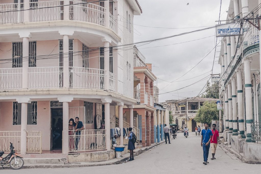 rue animee de Jacmel – visiter Jacmel Haiti