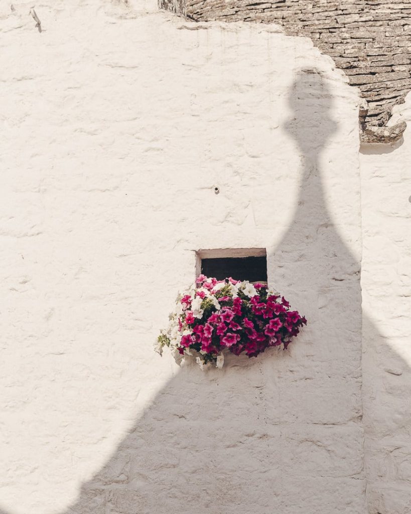 Reflet d'un toit conique de trullo sur un mur blanchi à la chaux à Alberobello, Pouilles