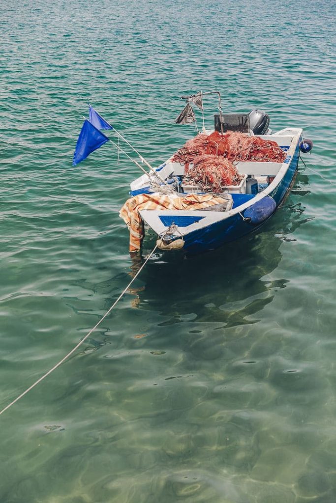 Barque de pêcheur dans le port de Monopoli sur la côte est des Pouilles dans le sud de l'Italie