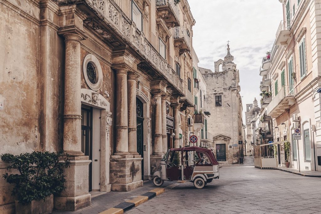 Rue de Monopoli, les Pouilles - Italie