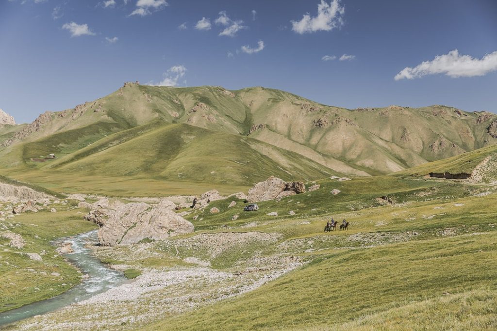 Voyage au Kirghizstan – road trip au lac Kol Suu chevaux en route vers kol suu