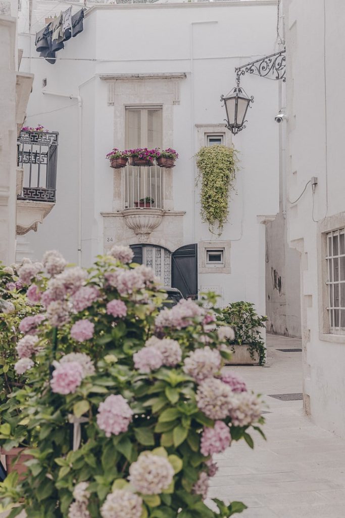 Balcons et ruelle fleuris à Martina Franca