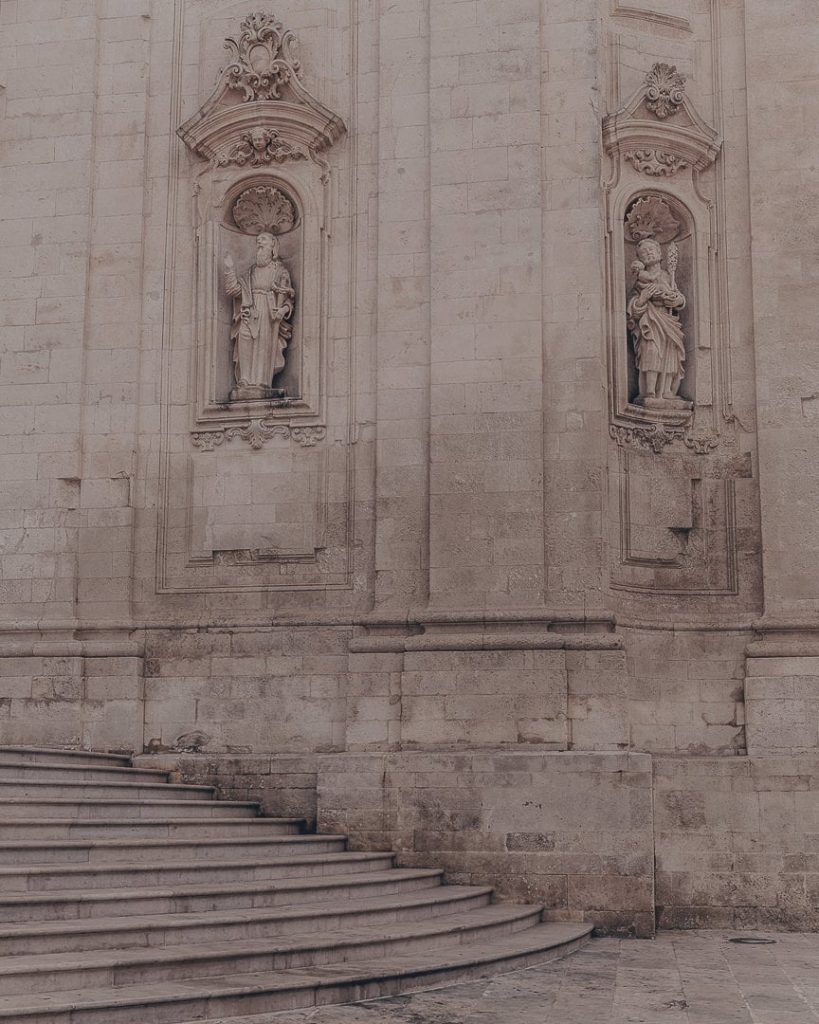 Détails de statues sculptées dans la façade de l'église de Martina Franca