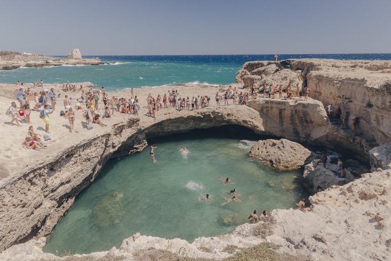 trou d'eau entouré de roche dans lequel les gens plongent dans les Pouilles