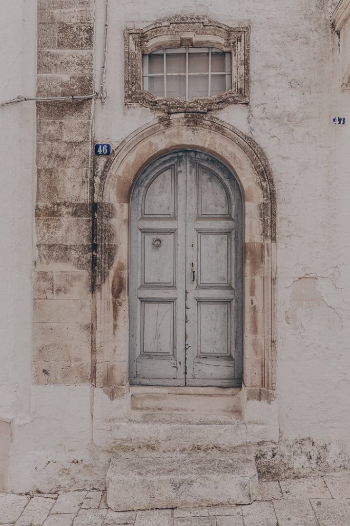 Porte vieillie et mur en pierre de taille à Martina Franca