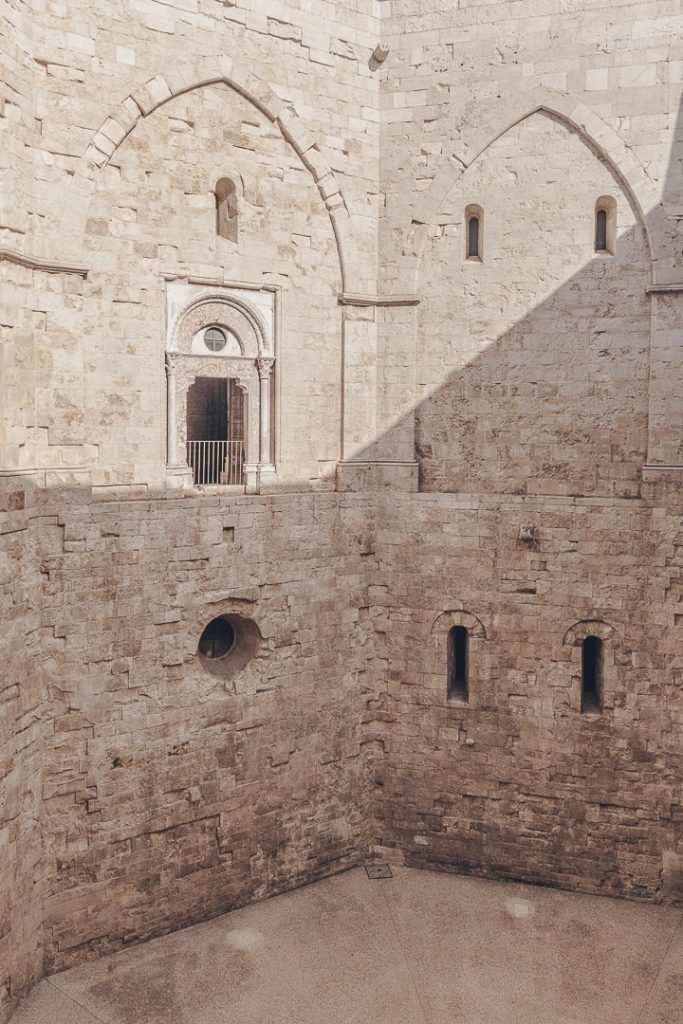 Architecture de la cour intérieure du Castle del Monte