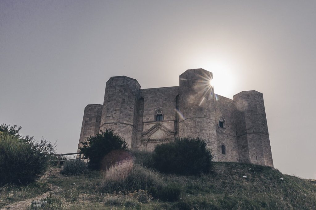 Coucher de soleil sur le chateau octogonal, une originalité italienne à voir dans les Pouilles