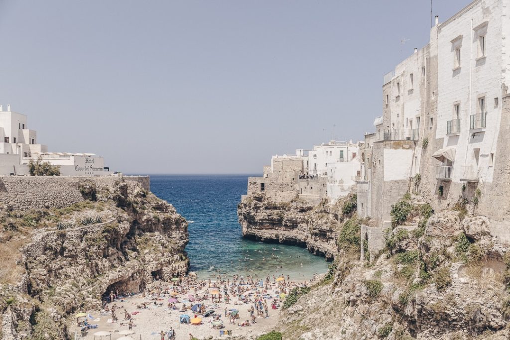 jolie crique surplombée par le village de Polignano a mare
