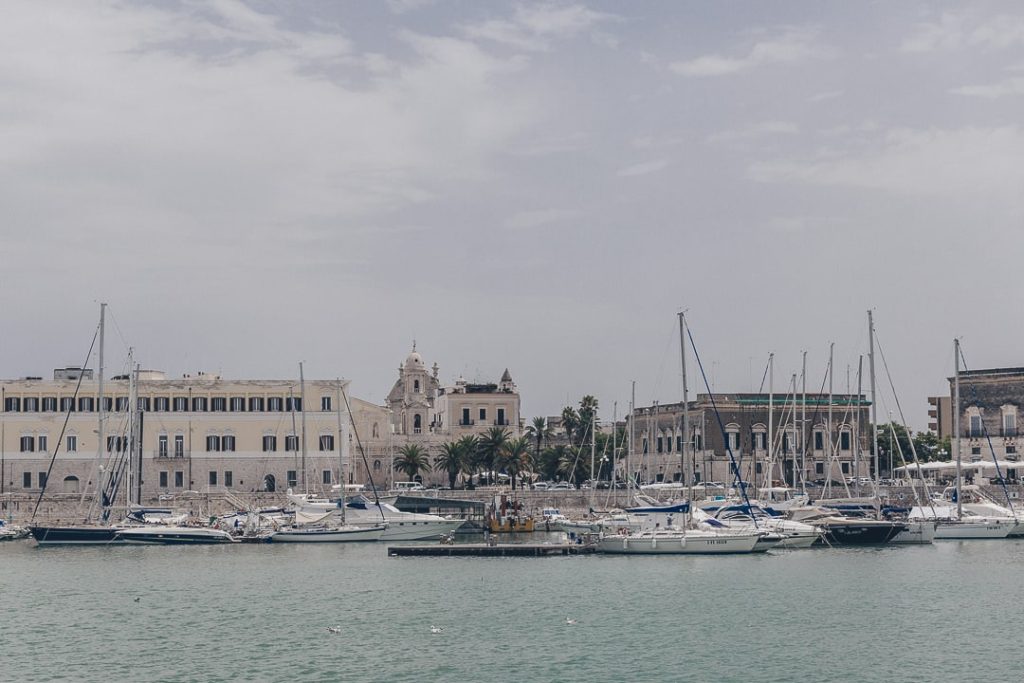 Vue sur le port de plaisance de Trani