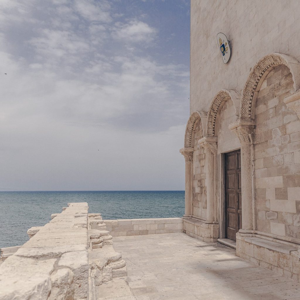 Entrée de la cathédrale roman de Trani et sa vue panoramique sur la mer