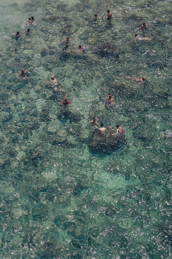 Personnes se baignant dans la mer à Polignano a mare