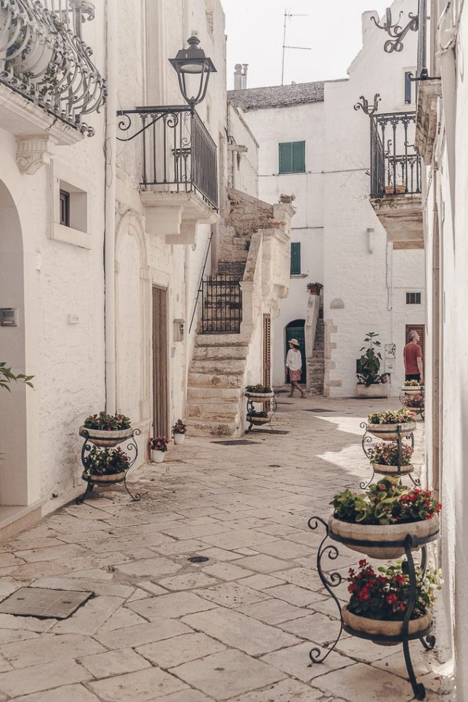 Ruelle pavée de la ville blanche de Locorotondo