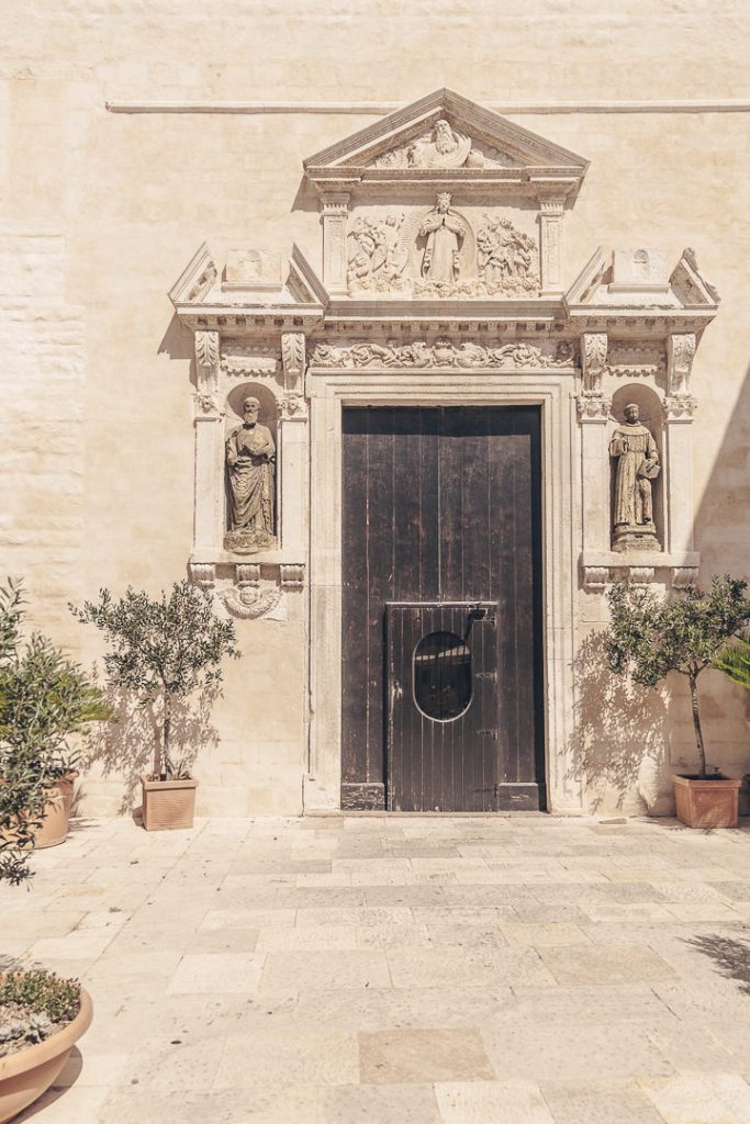 Porte en bois finement sculptée de la cathédrale de Polignano a Mare, Pouilles