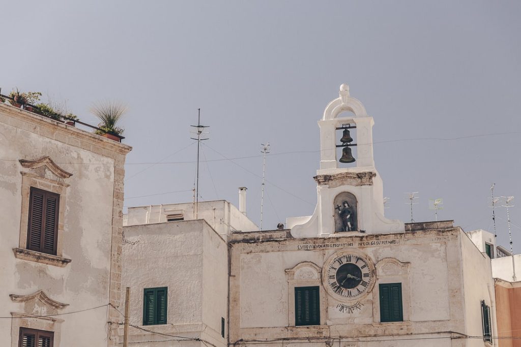 Les toits et clochers de la place principale de Polignano a mare