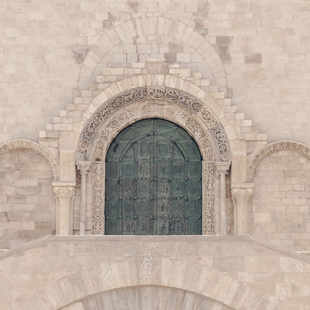 Porte d'entrée de la cathédrale de Trani et ses jolies sculptures d'art roman