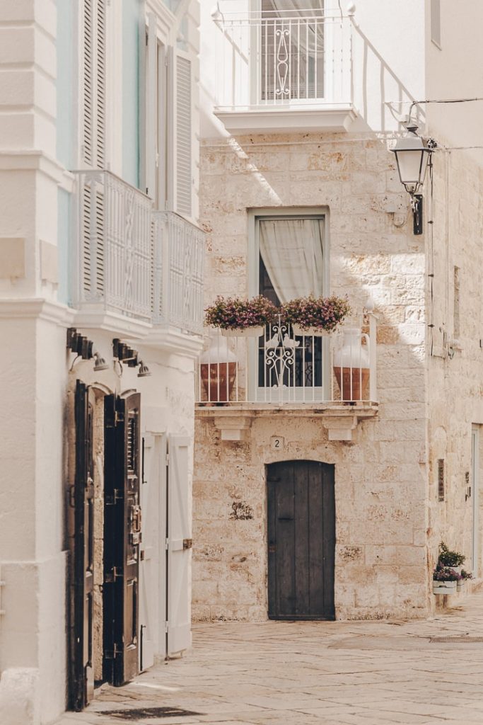 Ruelle étroite et charmante de Polignano a Mare, bordée de maisons en pierre, Pouilles.