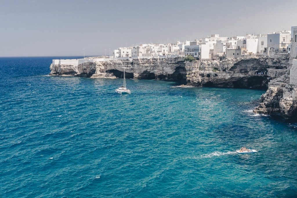Village blanc de Polignano a Mare perché sur une falaise surplombant la mer turquoise