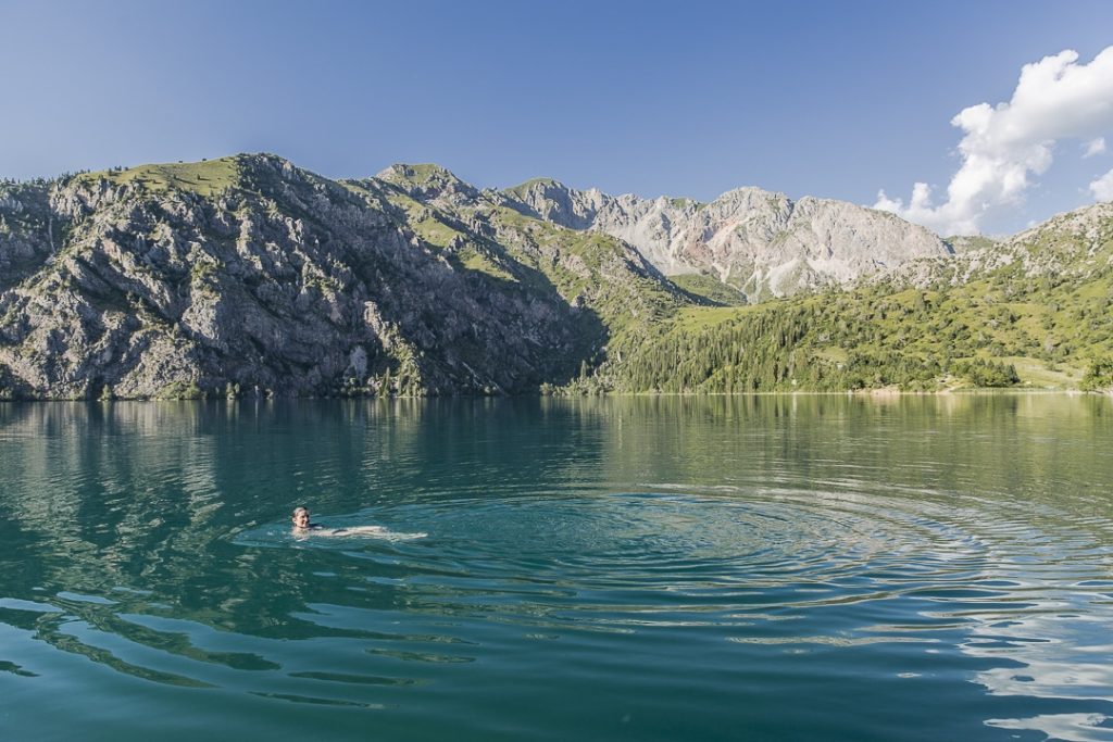 Voyage au Kirghizstan sur la route de la soie – Baignade au Lac Sary-Chelek_
