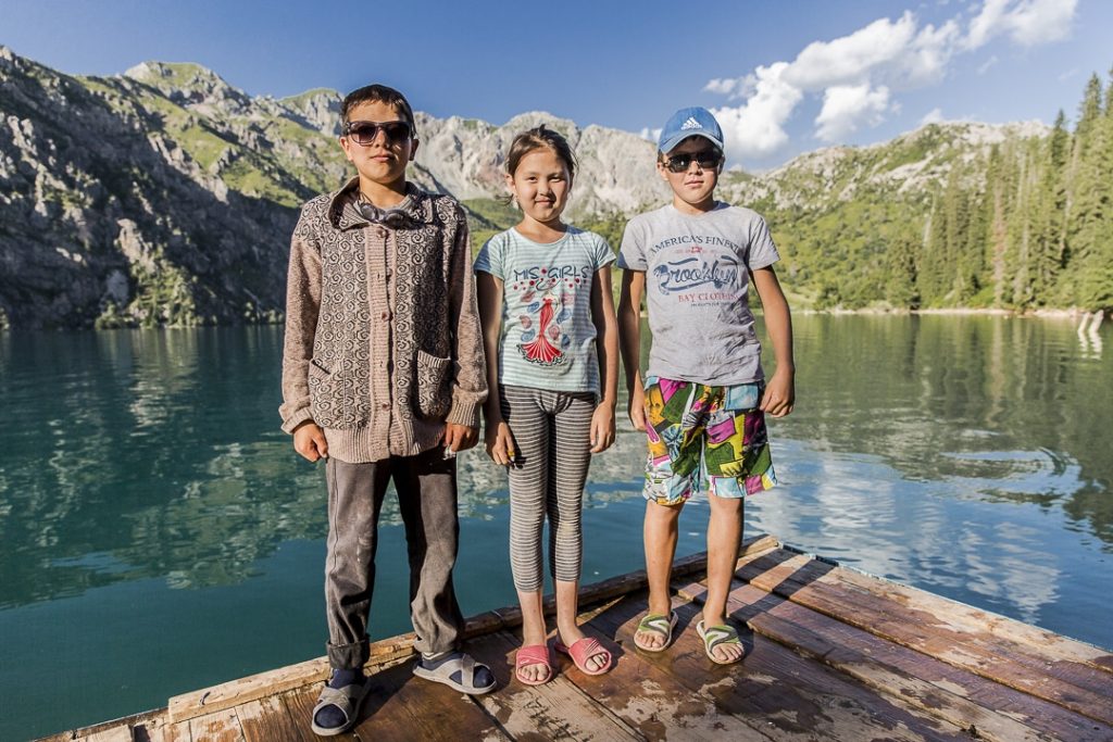Voyage au Kirghizstan sur la route de la soie - Enfants du Lac Sary-Chelek_