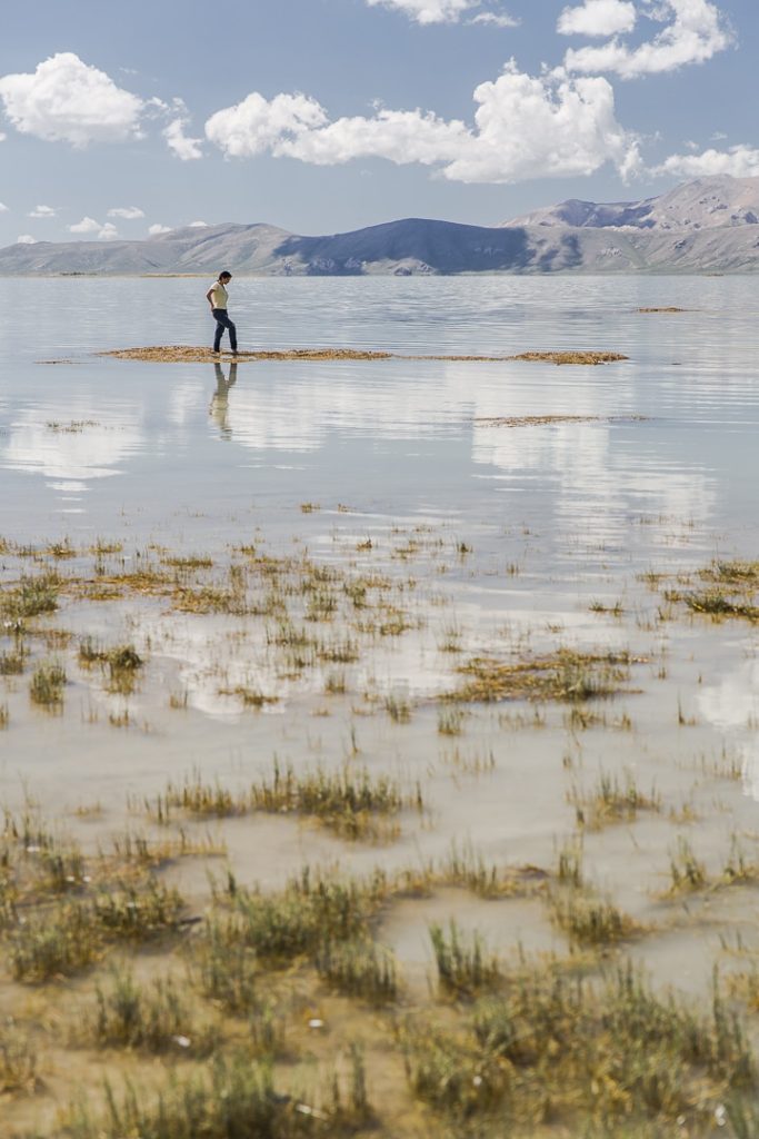 MArcher sur l'eau au lac Chatyr Koul - Kirghizstan
