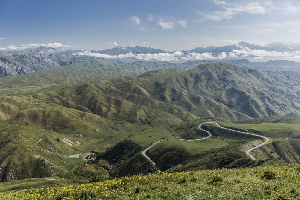 Voyage au Kirghizstan sur la route de la soie – Route de montagne au Kirghizstan
