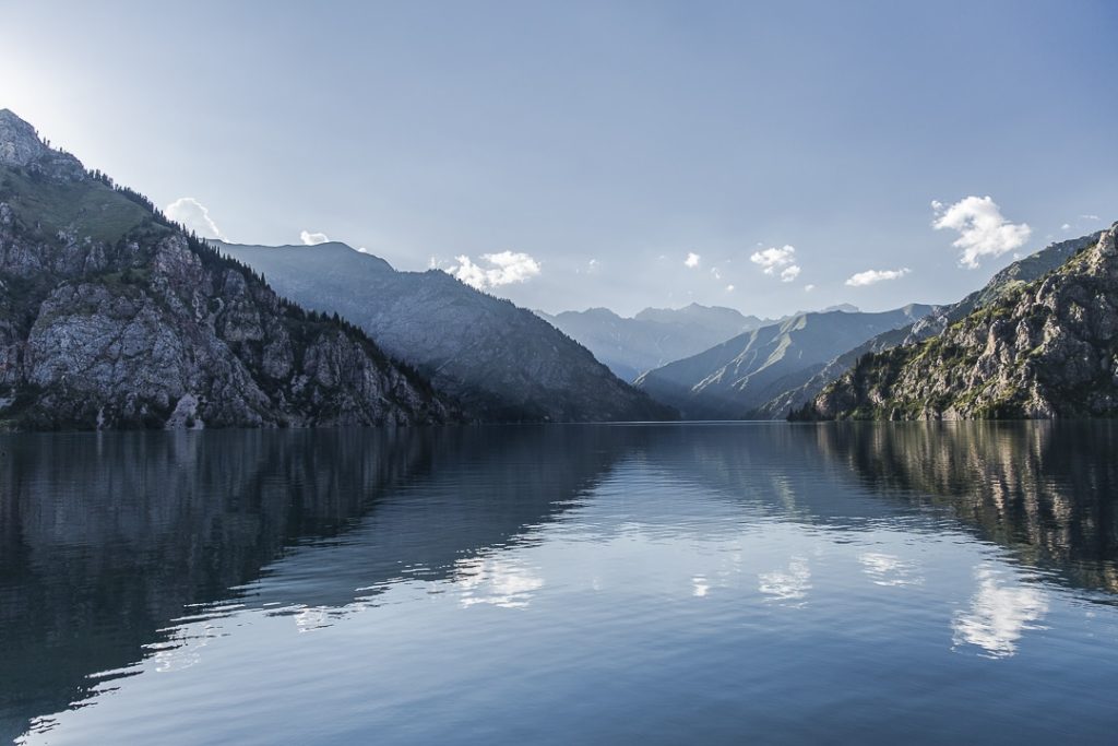 Voyage au Kirghizstan sur la route de la soie – quand le soleil se cache au Lac Sary-Chelek_
