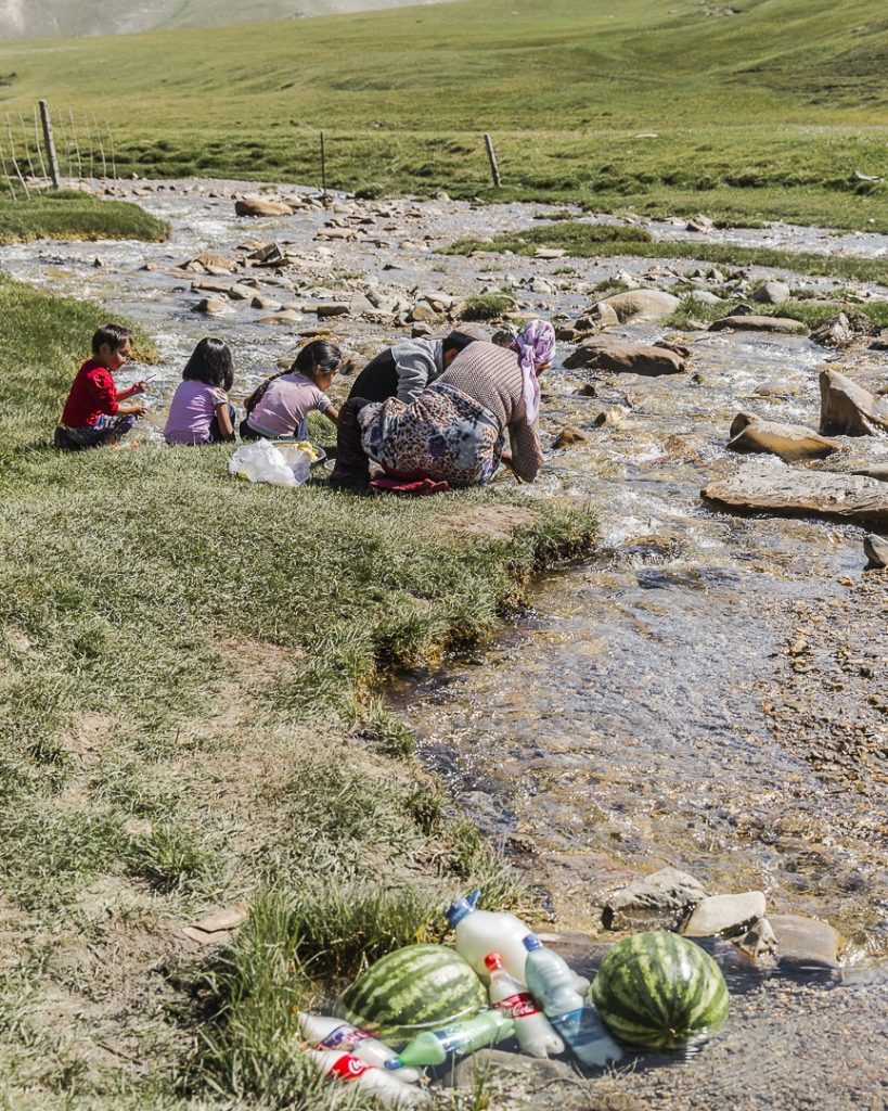 Les camps de nomades au Kirghizstan sont souvent installés au bord d'une rivière. On s'y réunit pour faire (entre autre) la cuisine