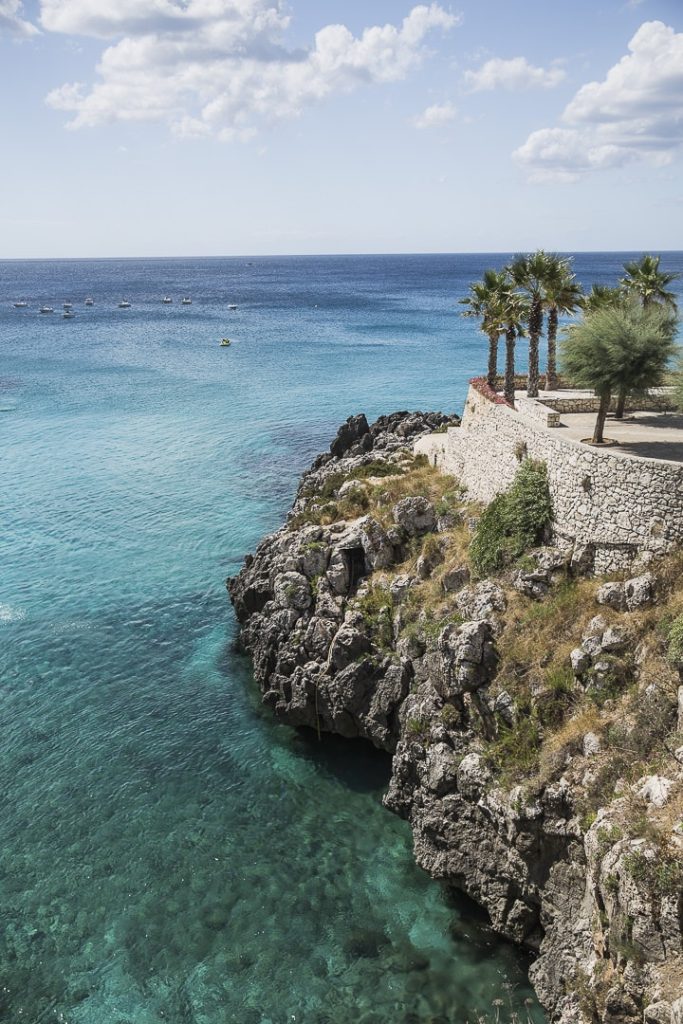Eaux cristallines des rives de la mer Ionienne dans le Salento