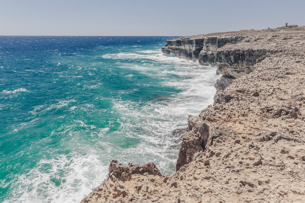les vagues venant se jeter contre les falaises sur la mer adriatique