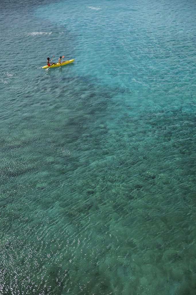 duo de kayakistes dans l'eau cristalline de la mer adriatique