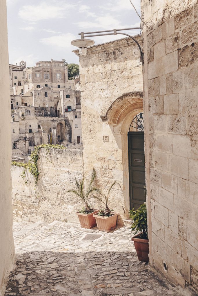 Détail d'une porte de Matera avec la ville troglodyte du sud de l'italie en arrière plan
