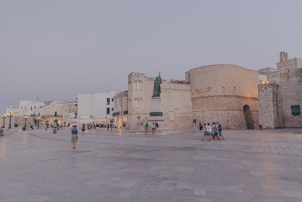 Balade sur les remparts d'Otrante au coucher du soleil
