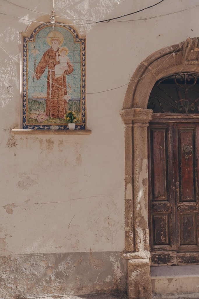 fresque religieuse peinte sur les murs d'une ruelle de Gallipoli