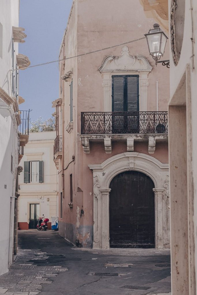 Ruelle pavée déserte de Gallipoli, une ville fortifiée dans le sud de l'Italie
