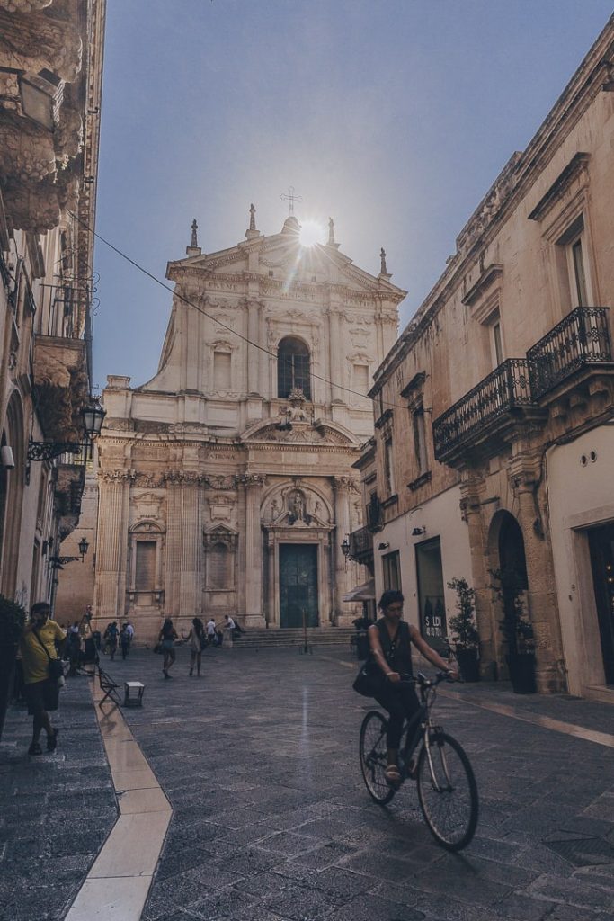 Coucher de soleil sur la façade d'une église de Lecce