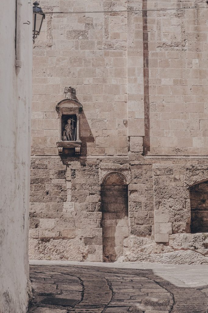 Détail architectural religieux dans les ruelles d'Ostuni