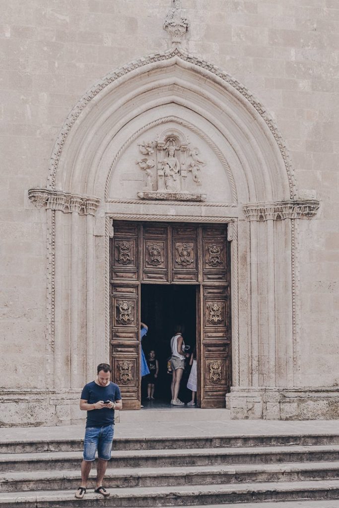 Entrée du duomo d'Ostuni de style roman apulien
