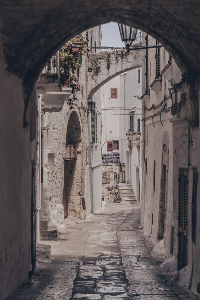 Jolie ruelle pavée d'Ostuni