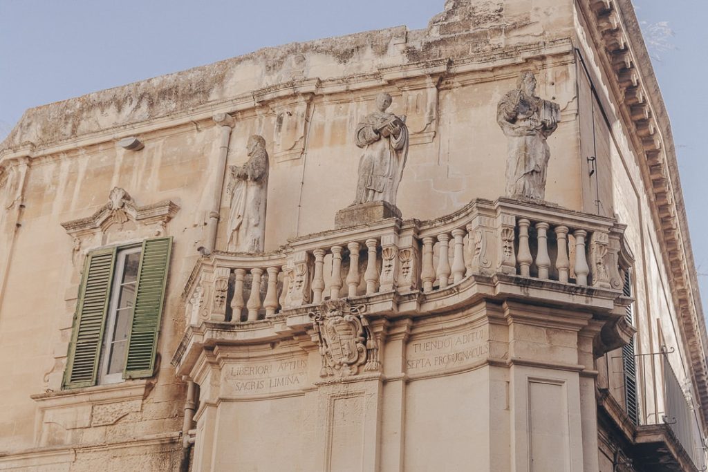 Statues sculptées sur un balcon de la ville baroque de Lecce