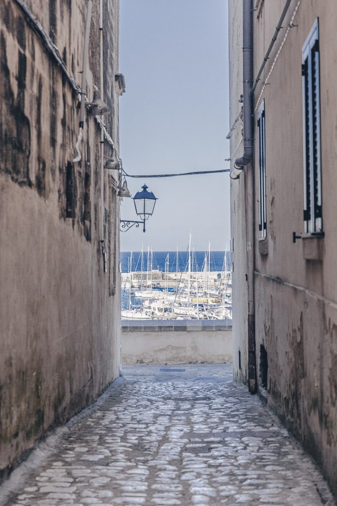 ruelle d'Otrante descendant sur le port