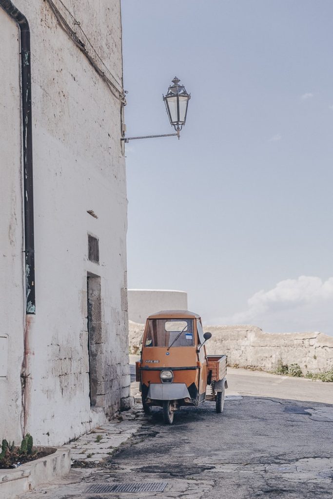 Une ape, une petite voiture à 3 roues très courante en Italie